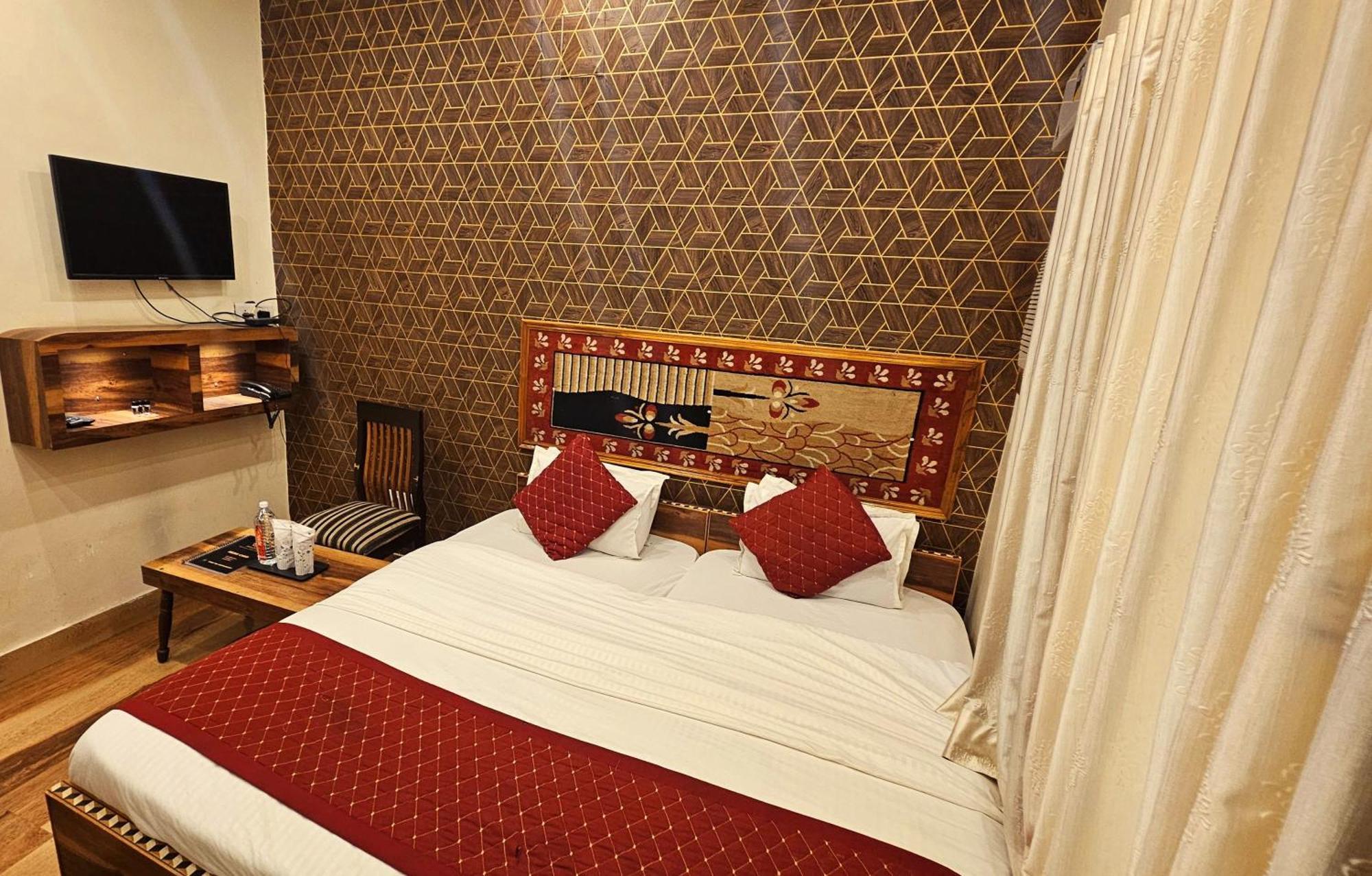 Bhagyashree Guest House 2 Km To Vishwanath Temple, Ganga Ghat Parking Available Varanasi Bagian luar foto
